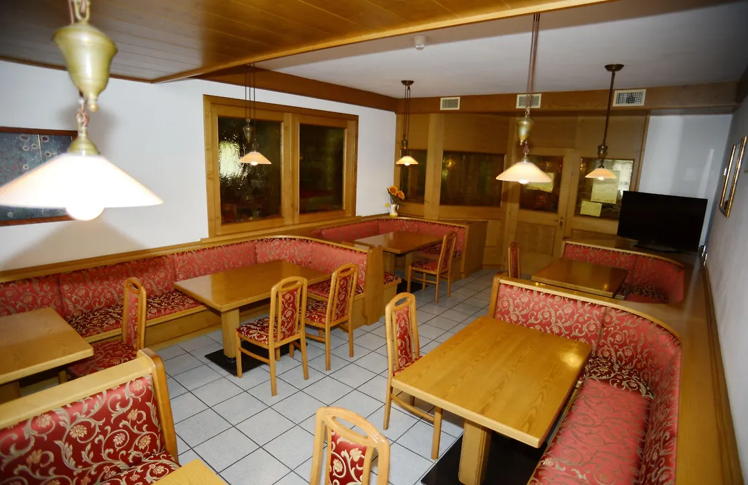 Hotel Canada-1
